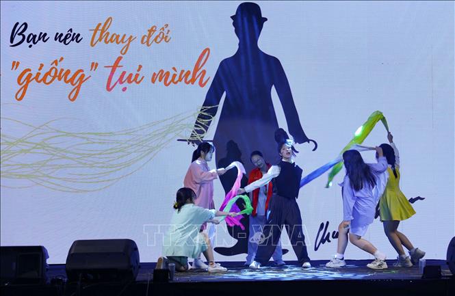 Tiết mục “Chaplin trong thế giới màu sắc” của Khối chuyên Nga khắc họa hành trình khám phá bản thân giữa nhịp sống vội vã, khơi dậy ở mỗi người sự suy ngẫm về ý nghĩa của việc tìm ra cá tính riêng của chính mình. Ảnh: Thanh Tùng - TTXVN