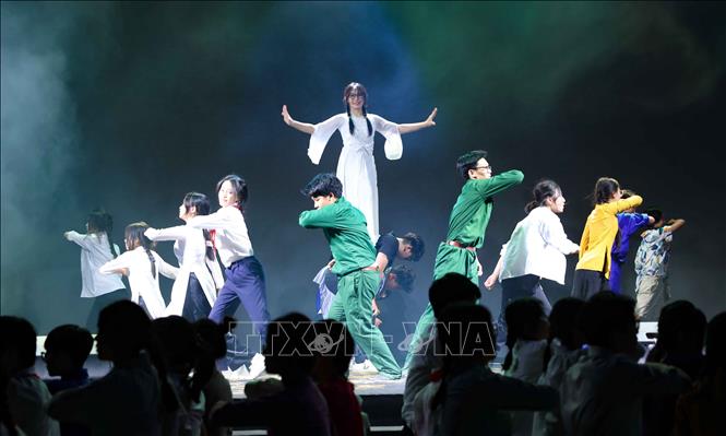 Khối chuyên Sinh đem đến tiết mục tái hiện những vết thương của những người lính trở về từ chiến trường để thế hệ trẻ thêm biết ơn sự hi sinh của ông cha. Ảnh: Thanh Tùng - TTXVN 