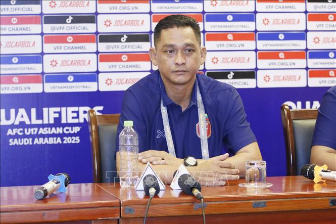Huấn luyện viên đội U17 Myanmar trả lời báo chí tại cuộc họp báo sau trận đấu. Ảnh: Tạ Toàn – TTXVN