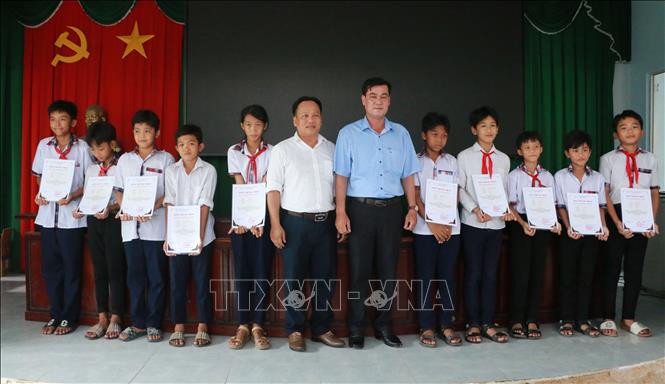 Ban tổ chức cấp Giấy chứng nhận cho các học sinh dân tộc thiểu số hoàn thành lớp kỹ năng sống. Ảnh: Tuấn Phi-TTXVN