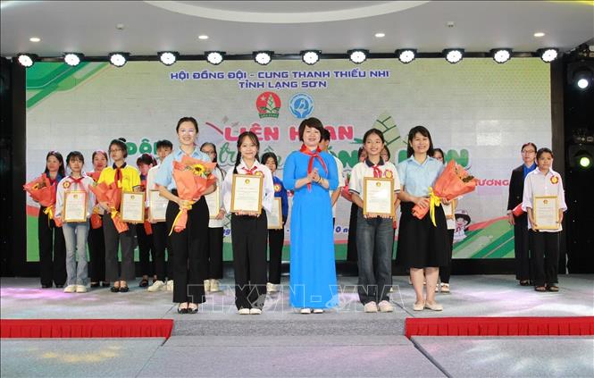 Ban tổ chức trao Giải xuất sắc cho Đội tuyên truyền Măng non huyện Tràng Định và Giải nhất cho Đội tuyên truyền Măng non huyện Văn Lãng. Ảnh: Anh Tuấn - TTXVN