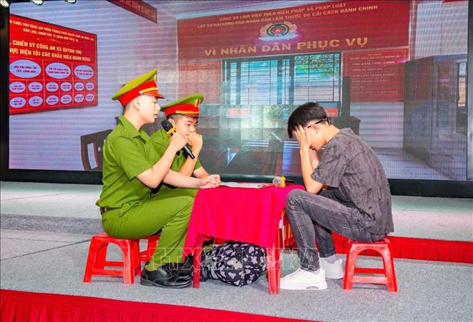 Các đội thi sử dụng sân khấu hóa với những tiểu phẩm tuyên truyền. Ảnh: Anh Tuấn - TTXVN
