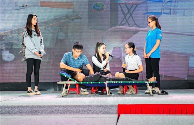 Các đội thi sử dụng sân khấu hóa với những tiểu phẩm tuyên truyền. Ảnh: Anh Tuấn - TTXVN
