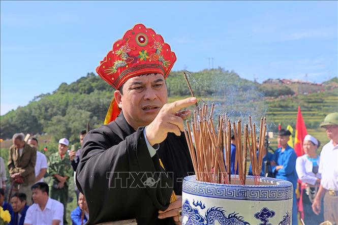 Thầy Mo làm lễ dâng hương xin điều tốt lành cho người dân. Ảnh: Thanh Hải - TTXVN 