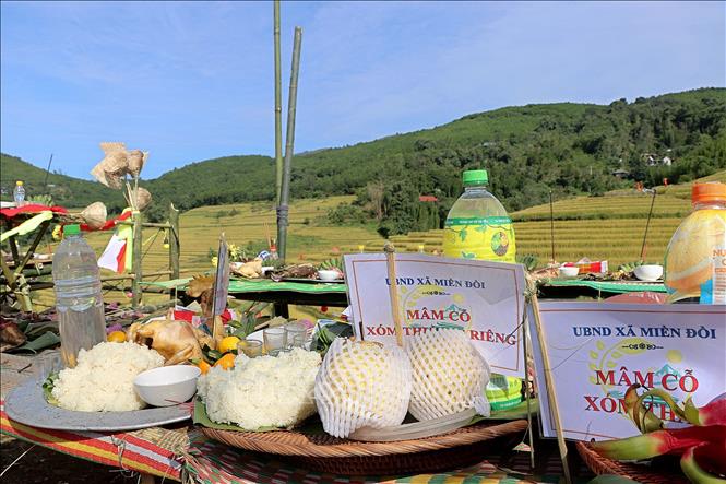 Các thôn bản chuẩn bị cỗ lễ vật cúng thần linh mừng cơm mới. Ảnh: Thanh Hải - TTXVN