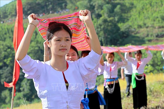 Các trinh nữ bắc cầu vải mời thần linh về che chở, tạo sự bình an cho người dân. Ảnh: Thanh Hải - TTXVN