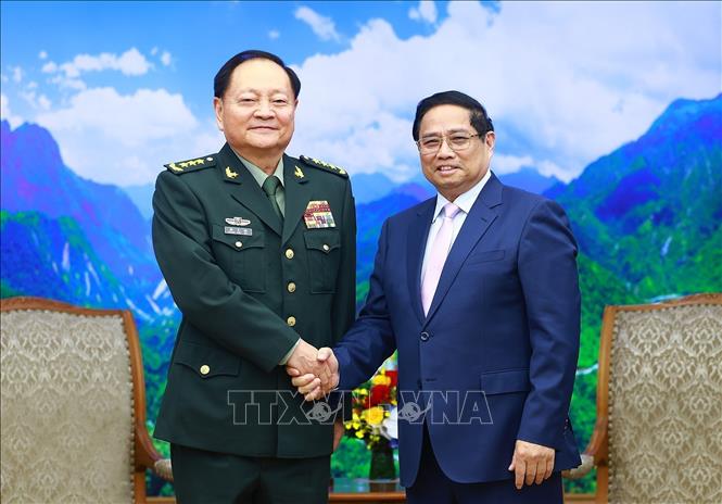Prime Minister Pham Minh Chinh receives Vice Chairman of the Central Military Commission of China Sen. Lt. Gen. Zhang Youxia in Hanoi on October 26. VNA Photo: Dương Giang