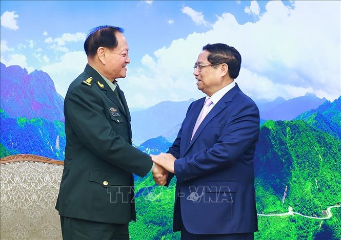 Prime Minister Pham Minh Chinh receives Vice Chairman of the Central Military Commission of China Sen. Lt. Gen. Zhang Youxia in Hanoi on October 26. VNA Photo: Dương Giang