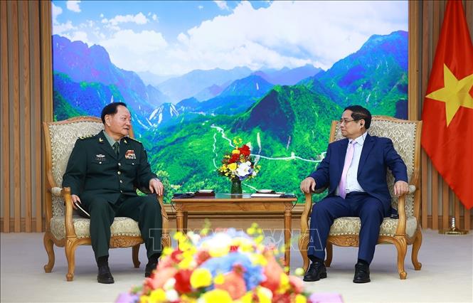 Prime Minister Pham Minh Chinh receives Vice Chairman of the Central Military Commission of China Sen. Lt. Gen. Zhang Youxia in Hanoi on October 26. VNA Photo: Dương Giang