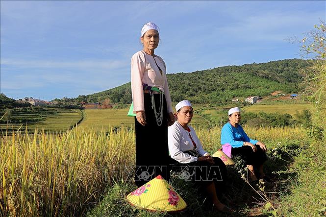 Các mế Mường ngóng chờ giờ khai hội. Ảnh: Thanh Hải - TTXVN 