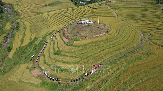 Toàn cảnh điểm lễ cúng cơm mới xã Miền Đồi. Ảnh: Thanh Hải - TTXVN  