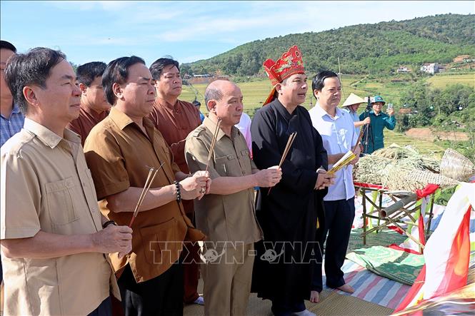 Lãnh đạo tỉnh Hòa Bình cùng thầy Mo dâng hương cầu cho mưa thuận gió hòa, mùa màng bội thu. Ảnh: Thanh Hải - TTXVN 