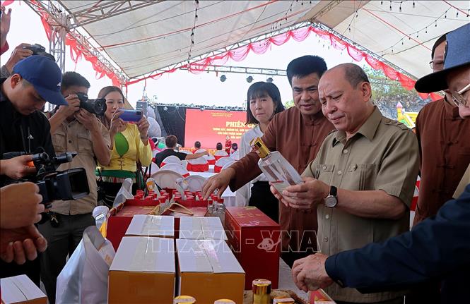 Đồng chí Bùi Đức Hinh, Phó Bí thư Tỉnh ủy, Chủ tịch HĐND tỉnh Hòa Bình thăm gian hàng tại phiên chợ Miền Đồi. Ảnh: Thanh Hải - TTXVN 