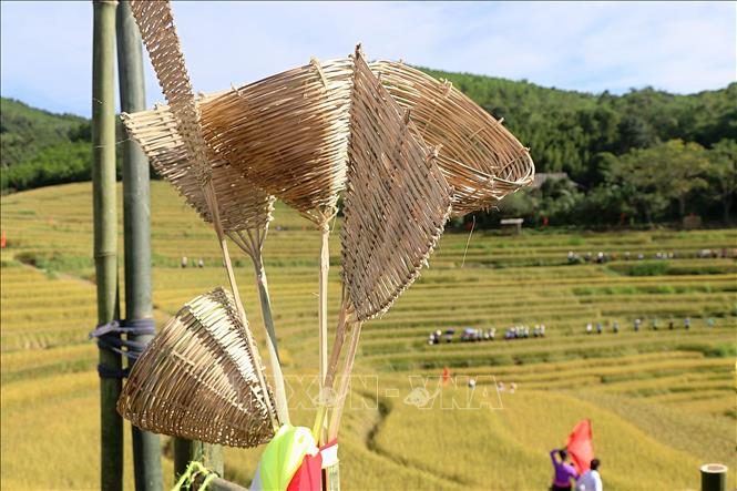 Vật dụng cúng mừng cơm mới gồm vẩy và nơm bắt tà ma. Ảnh: Thanh Hải - TTXVN 