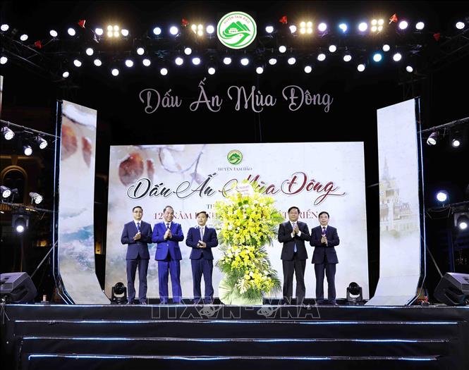 Lãnh đạo tỉnh Vĩnh Phúc chúc mừng huyện Tam Đảo và tthị trấn Tam Đảo. Ảnh: Hoàng Hùng -TTXVN