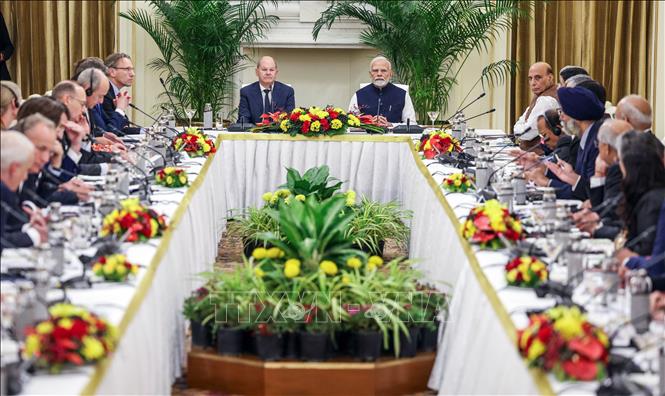 Thủ tướng Đức Olaf Scholz (giữa, trái) và Thủ tướng Ấn Độ Narendra Modi (giữa, phải) tại cuộc họp ở New Delhi ngày 25/10/2024. Ảnh: ANI/TTXVN