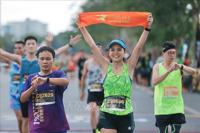 Niềm vui của VĐV khi hoàn thành cự ly chạy. Ảnh: Minh Quyết - TTXVN