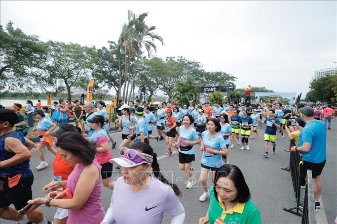 Các VĐV tham gia chạy cự ly 5km và 10km. Ảnh: Minh Quyết - TTXVN