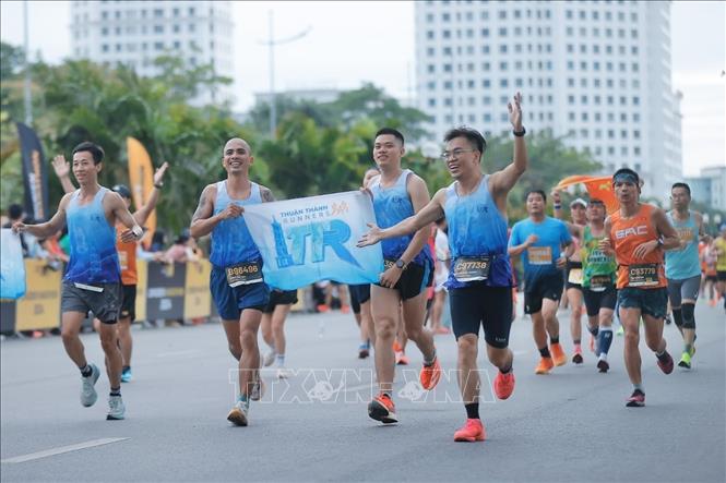 Niềm vui của VĐV khi hoàn thành cự ly chạy. Ảnh: Minh Quyết - TTXVN