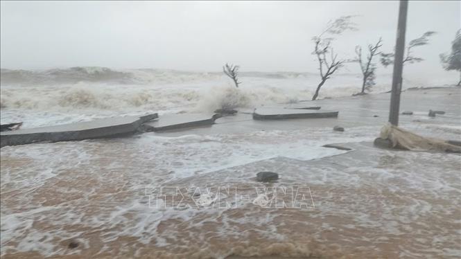 Strong waves due to storms in Phu Thuan beach, Thua Thien - Hue province. VNA Photo