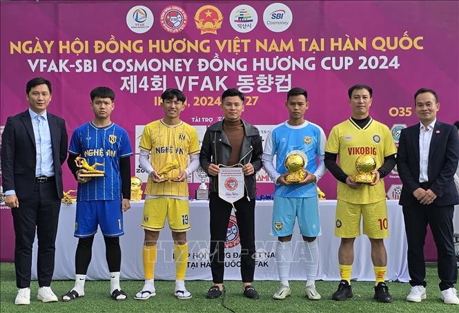 VFAK vinh danh các giải thưởng quả bóng vàng, đôi giày vàng, huấn luyện viên xuất sắc của giải năm 2022 và 2023. Ảnh: Đức Thắng - P/v TTXVN tại Hàn Quốc