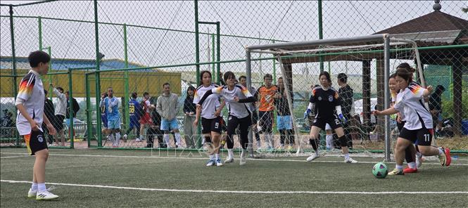 Một pha tranh bóng Futsal nữ giữa đội The Rich (áo sọc đỏ trắng) và đội VN Jeonbuk. Ảnh: Đức Thắng - P/v TTXVN tại Hàn Quốc