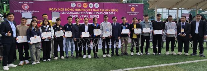 Ban Tổ chức trao tặng giấy khen cho các thành viên có đóng góp tích cực cho giải đấu. Ảnh: Đức Thắng - P/v TTXVN tại Hàn Quốc