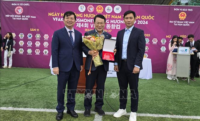 Chủ tịch VFAK Đoàn Quang Việt (ngoài cùng bên phải) và Tham tán sứ quán Việt Nam Nguyễn Đình Dũng (ngoài cùng bên trái), chụp ảnh lưu niệm với Thị trưởng thành phố Iksan Jeong Heon Yul (người đứng giữa). Ảnh: Đức Thắng - P/v TTXVN tại Hàn Quốc