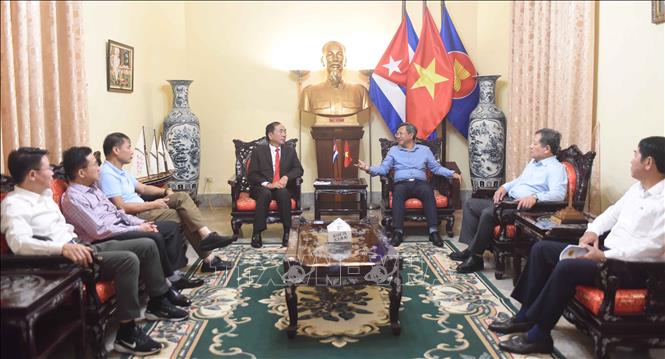 Deputy Minister of Public Security, Senior Lieutenant General Tran Quoc To at a meeting with the staff of the Vietnamese Embassy in Cuba. VNA Photo: Việt Hùng 