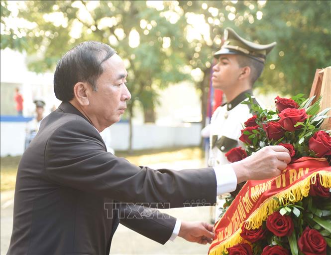 Deputy Minister of Public Security Senior Lieutenant General Tran Quoc To lay flowers at the monument of President Ho Chi Minh in the park named after him in Havana. VNA Photo: Việt Hùng 