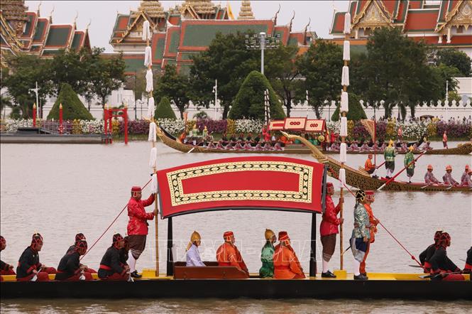 Đoàn thuyền tiến vào dòng sông được mệnh danh là “Vua của các dòng sông” ở Thái Lan trong tiếng nhạc du dương của những bài hát về thuyền được sáng tác riêng cho sự kiện này và được hát trực tiếp. Ảnh: Đỗ Sinh – P/v TTXVN tại Thái Lan
