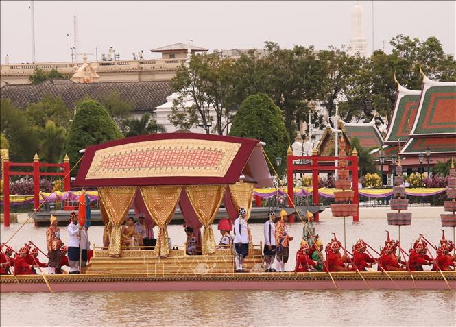 Công chúa Sirivannavari Nariratana Rajakanya và Hoàng tử Dipangkorn Rasmijoti trên một thuyền rước hoàng gia. Ảnh: Đỗ Sinh – P/v TTXVN tại Thái Lan
