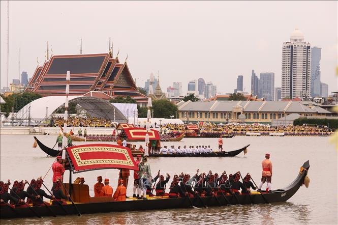 Đoàn rước thuyền hoàng gia diễu hành trong sự háo hức chiêm ngưỡng của người dân dọc hai bên Sông Chao Phraya. Ảnh: Đỗ Sinh – P/v TTXVN tại Thái Lan 
