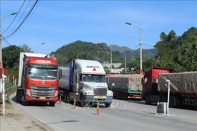 Phương tiện chờ xuất khẩu qua cửa khẩu Tân Thanh (Lạng Sơn). Ảnh: Quang Duy – TTXVN