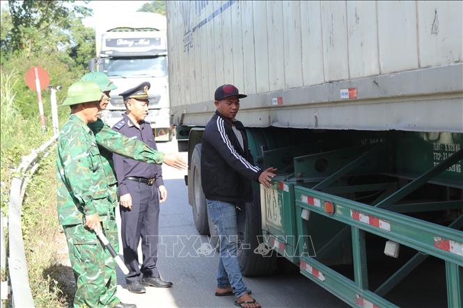 Lực lượng Hải quan và Biên phòng cửa khẩu Tân Thanh (Lạng Sơn) phối hợp kiểm tra phương tiện xuất nhập khẩu qua cửa khẩu. Ảnh: Quang Duy - TTXVN