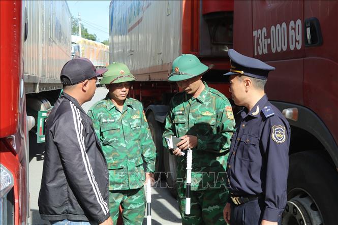Lực lượng Hải quan và Biên phòng cửa khẩu Tân Thanh (Lạng Sơn) kiểm tra giấy tờ thủ tục xuất nhập khẩu qua cửa khẩu. Ảnh: Quang Duy – TTXVN