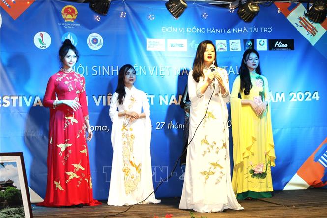 The 'Ao dai' (Vietnamese traditional long dress) show by Vietnamese students. VNA Photo: Thanh Hải