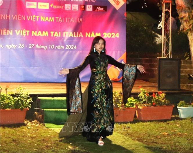 The 'Ao dai' (Vietnamese traditional long dress) show by Vietnamese students. VNA Photo: Thanh Hải