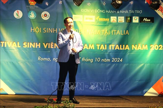 Ambassador to Italy Duong Hai Hung speaks at the festival. VNA Photo: Thanh Hải