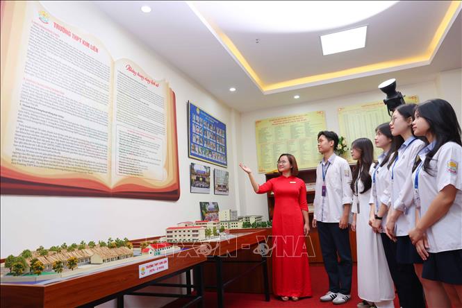 Để có được nền tảng vững chắc và sự tin yêu là sự nỗ lực của biết bao thế hệ thầy và trò nhà trường không ngừng nâng cao chất lượng giáo dục và đào tạo, thi đua lập thành tích, khẳng định thương hiệu “Sen vàng”. Ảnh: Thanh Tùng - TTXVN