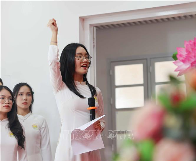 Không chỉ nổi bật với thành tích xuất sắc trong dạy và học, Trường THPT Kim Liên tự hào là ngôi trường đầu tiên của Hà Nội có học sinh được kết nạp vào Đảng Cộng sản Việt Nam. Ảnh: Thanh Tùng - TTXVN