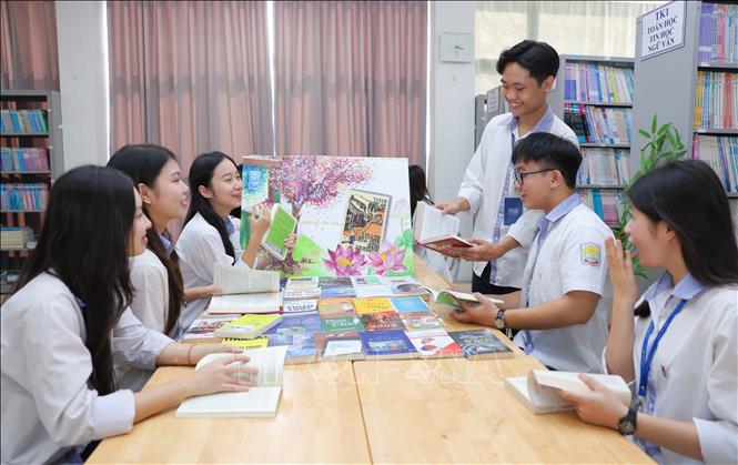 Liên tục trong nhiều năm, trường THPT Kim Liên luôn đứng trong top đầu của Hà Nội và cả nước về điểm thi tốt nghiệp THPT ở các môn Toán, Văn, Ngoại ngữ, Vật lý, Sử, Địa, Giáo dục công dân. Ảnh: Thanh Tùng - TTXVN