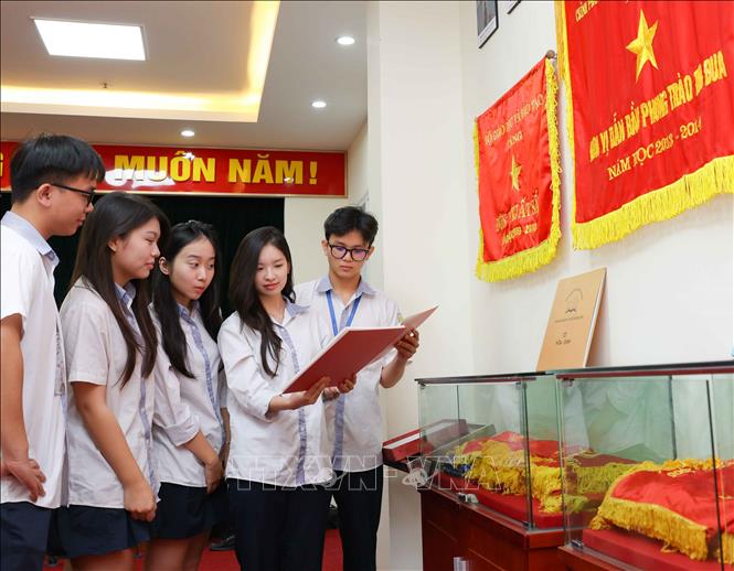 Trong 50 năm qua, các thế hệ học sinh nhà trường gặt hái được nhiều thành tích trong các kỳ thi học sinh giỏi. 17 giải học sinh giỏi cấp quốc gia, hơn 1.500 giải học sinh giỏi cấp thành phố. Ảnh: Thanh Tùng - TTXVN
