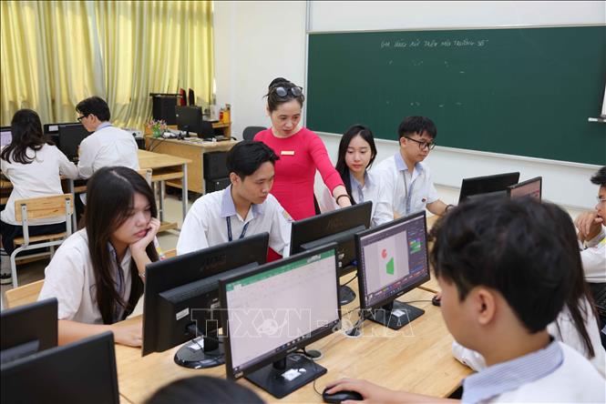 Mỗi cán bộ, giáo viên, nhân viên là một bông Sen vàng khoe sắc tỏa hương, mỗi học trò cũng là một bông Sen thơm ngát để vườn Sen Kim Liên không chỉ tỏa hương trong phố mà còn mang hương sen tô điểm cho đời. Ảnh: Thanh Tùng - TTXVN