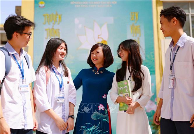 Đặc biệt trong giai đoạn chuyển mình của nền giáo dục với sự thay đổi căn bản về mục tiêu giáo dục nhằm phát triển năng lực và phẩm chất người học, Ban Giám hiệu cũng nhanh chóng xây dựng kế hoạch, nhiệm vụ năm học phù hợp để đáp ứng yêu cầu đổi mới đó. Ảnh: Thanh Tùng - TTXVN