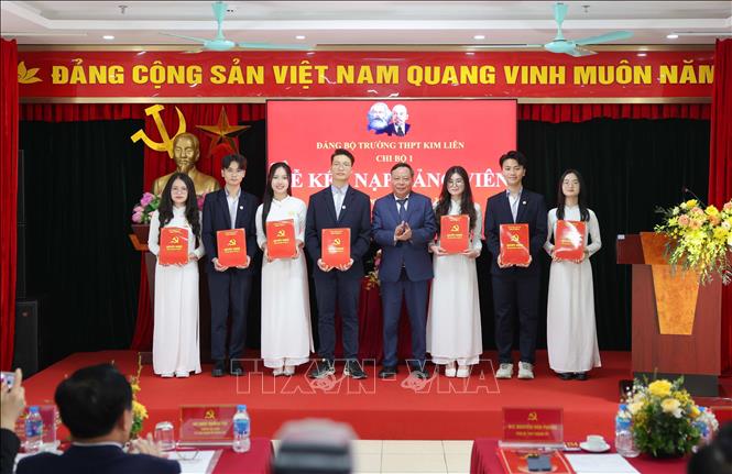 Đến nay, công tác bồi dưỡng, tạo nguồn phát triển Đảng trong trường học vẫn tiếp tục được nhà trường quan tâm, thực hiện có hiệu quả. Năm 2024, trường có 9 học sinh vinh dự được đứng trong hàng ngũ của Đảng, hàng chục học sinh được giới thiệu tham dự các lớp bồi dưỡng nhận thức về Đảng. Ảnh: Thanh Tùng - TTXVN