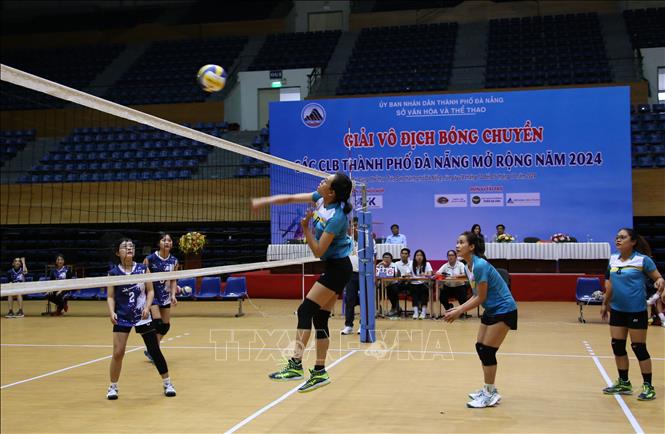 Pha bật cao tấn công ghi điểm của nữ cầu thủ câu lạc bộ Thanh niên - Thành đoàn. Ảnh: Trần Lê Lâm – TTXVN 