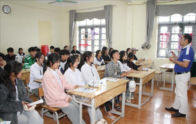 Cán bộ Trung tâm dịch vụ việc làm tư vấn, định hướng nghề nghiệp; thông tin đến học sinh về các tiêu chí tuyển sinh các nghành nghề đang đào tạo, hướng dẫn học sinh, người lao động lựa chọn các ngành nghề phù hợp với năng lực, điều kiện của mình. Ảnh: Quý Trung – TTXVN