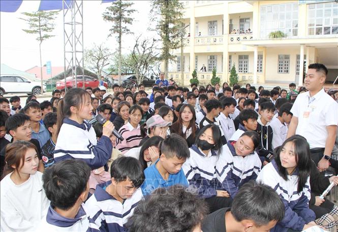 Học sinh Trường THPT Dào San đặt câu hỏi với cán bộ Trung tâm Dịch vụ việc làm và đơn vị tư vấn, hướng nghiệp về những công việc phù hợp. Ảnh: Quý Trung – TTXVN