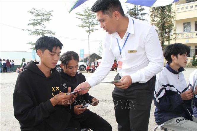 Nhân viên Công ty Cổ phần Đầu tư và Phát triển Nhân lực Sonix (thành phố Lai Châu) tư vấn cho người lao động và học sinh về vị trí việc làm, tiêu chí tuyển dụng, chế độ tiền lương, phúc lợi. Ảnh: Quý Trung – TTXVN